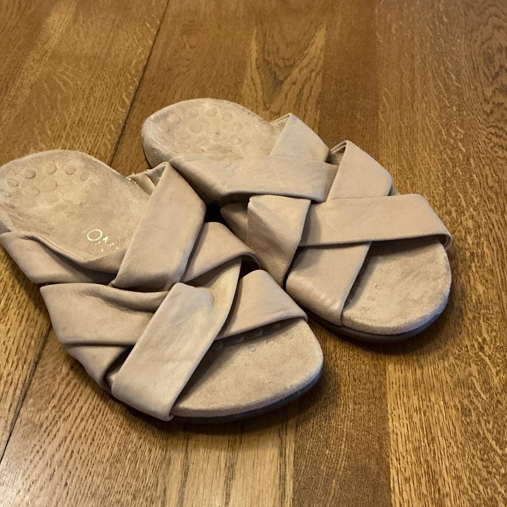 Woman’s Vionic tan cross strap slide. Size 6. Soft inner sole. Barely worn! Cute